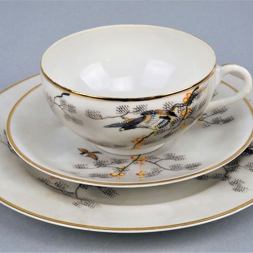 Set Porcelain Japan 瓷器套装 日本

非常精美的瓷器，白色釉面，金边。手绘有猎鹰的图案。由茶杯、茶碟和蛋糕盘组成（直径18.5厘米）。状况良&hellip;