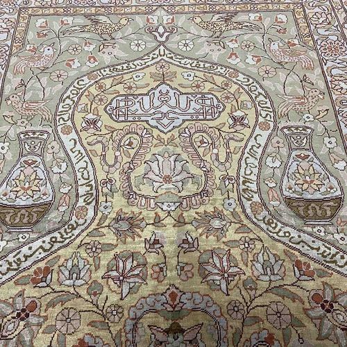 Hereke, Turkey - silk carpet Hereke, Turquie - tapis en soie

noué à la main, so&hellip;