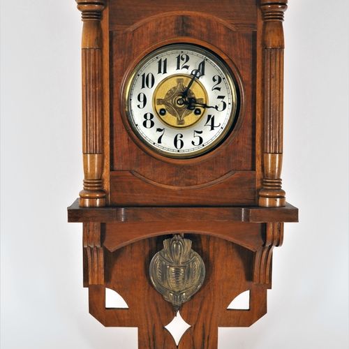 Cantilever clock, around 1900 悬臂钟，1900年左右

胡桃木贴面的外壳，两侧有半柱。机芯的持续时间约为2周，半小时和一小时由音质&hellip;