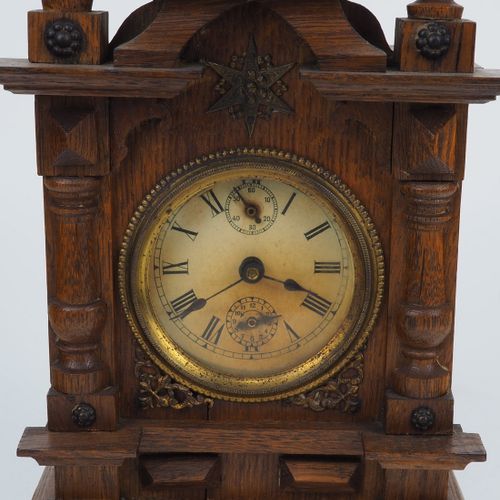 Table clock with alarm clock around 1890 1890年左右带闹钟的台钟

坚固的橡木箱，形状像一个小教堂。饰有黄铜装饰物，&hellip;