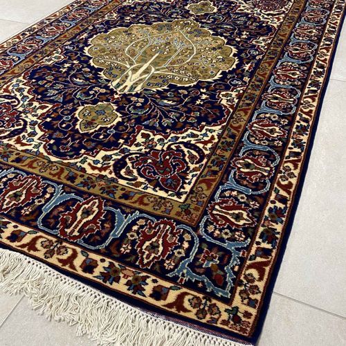 Handknotted oriental carpet, probably Pakistan 手工打结的东方地毯，可能来自巴基斯坦

新羊毛；约190x127c&hellip;