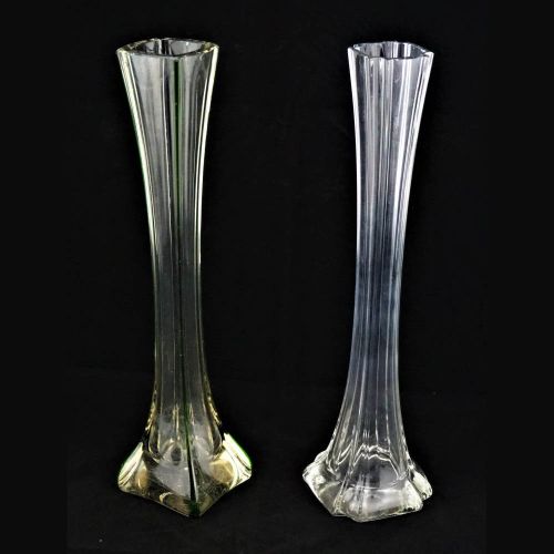 Two long-necked vases, around 1920 两个长颈花瓶，约1920年

长拉的形状。一个完全透明，另一个有绿色的边缘。一个脖子上有一&hellip;