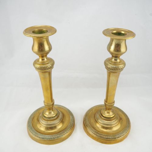 Pair of candlesticks, around 1800 一对烛台，1800年左右

古典主义的一对烛台，由黄铜或青铜制成，镀金。宽大的支架，在顶部有&hellip;