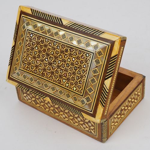 Jewelry box Schmuckkästchen

Korpus aus Hartholz, rechteckige Form mit nach oben&hellip;