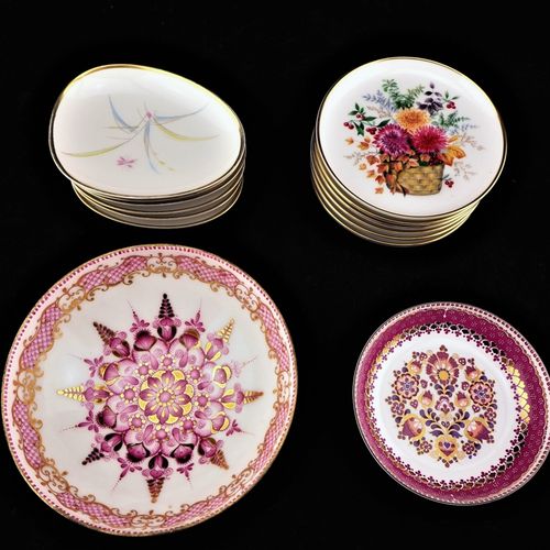 Porcelain bundle 瓷器包

由两个碗组成，白瓷，手绘并施以金箔釉；六个椭圆形盘子，有抽象的花朵图案和金边，刻有 "Tirschenreuth"，&hellip;