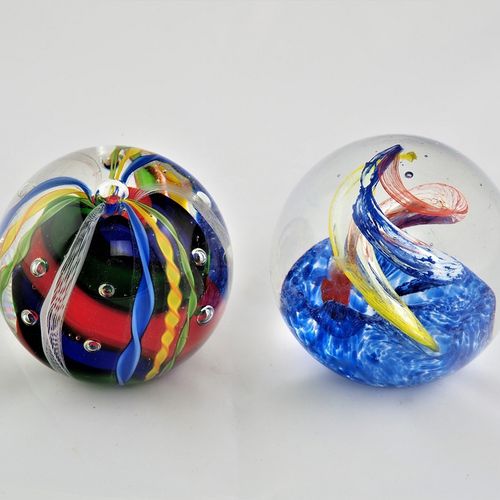 Two paperweights 两个镇纸

由透明玻璃制成的重球，有各种颜色以及气泡。切割的支架。可能是穆拉诺，30年代。直径约9厘米和约8.5厘米。



&hellip;