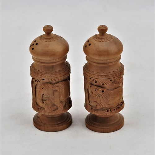 Sandalwood salt & pepper shaker 檀香木盐罐和胡椒罐

檀香木来自迈索尔-班迪普尔国家公园（印度），木头有一种精细的芳香。狮子和大&hellip;