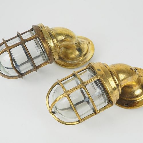 Pair of ship lamps 一对船灯

厚重的黄铜铸造，带壁挂。厚实明亮的灯玻璃，带有防水螺丝配件。在它上面作为保护网格状的青铜框架，也是用螺丝固定。&hellip;