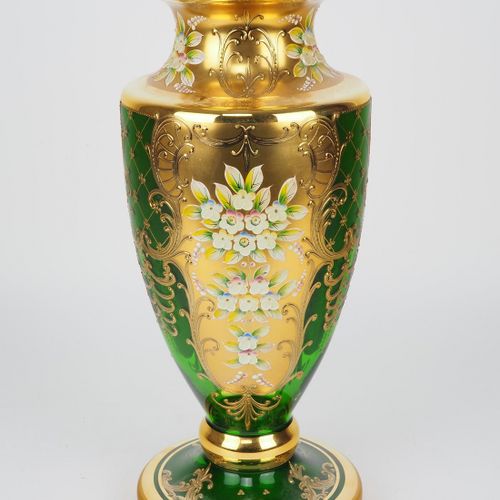 Large Bohemian vase 大型波西米亚花瓶

绿色，略带彩虹色的玻璃。丰富的金色装饰，轻度浮雕（糊状）。三面有大花束。圆顶形，有宽板形的支架。非常&hellip;