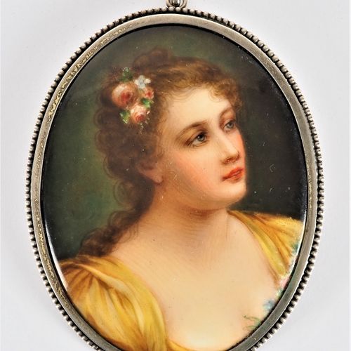 Antique porcelain pendant, 19th century Colgante antiguo de porcelana, siglo XIX&hellip;