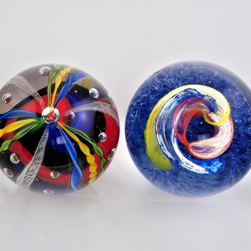Two paperweights 两个镇纸

由透明玻璃制成的重球，有各种颜色以及气泡。切割的支架。可能是穆拉诺，30年代。直径约9厘米和约8.5厘米。



&hellip;