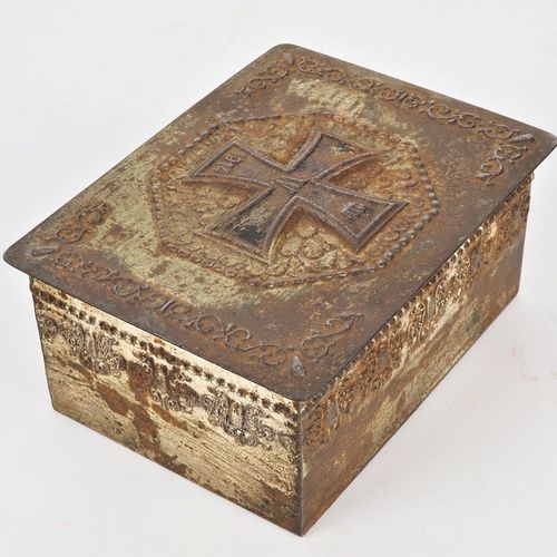 Patriotic box with Iron Cross 1914 1914年铁十字勋章的爱国主义盒子

德意志帝国，用于保存第一战区的命令或珠宝的盒子，盖子&hellip;