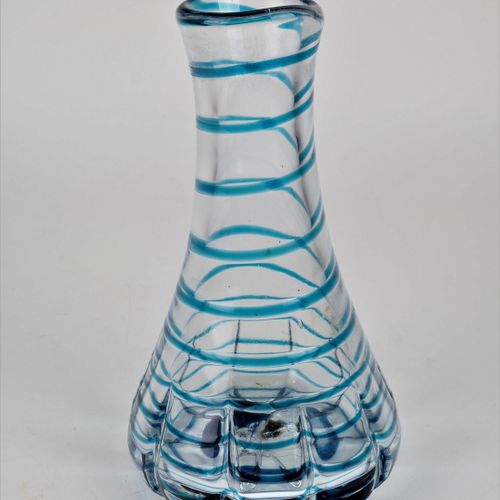 Artist glass vase 艺术家玻璃花瓶

由非常厚重的厚壁玻璃制成，有蓝色的螺旋状色彩。宽大的支架，顶端渐渐变细。底部有断裂。高24.5厘米，直径1&hellip;