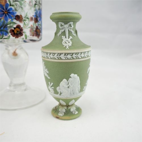 Convolute glass and decoration Verre convoluté et décoration

composé d'un vase,&hellip;