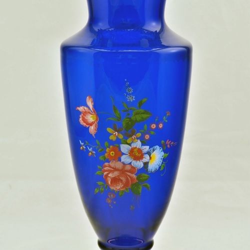 Big Vase Bohemia 波西米亚大花瓶

钴蓝色玻璃，圆顶形，宽底，波浪形，突出的嘴。冷绘有花卉图案和金边。可能是50年代。完好无损。高32.5厘米。&hellip;