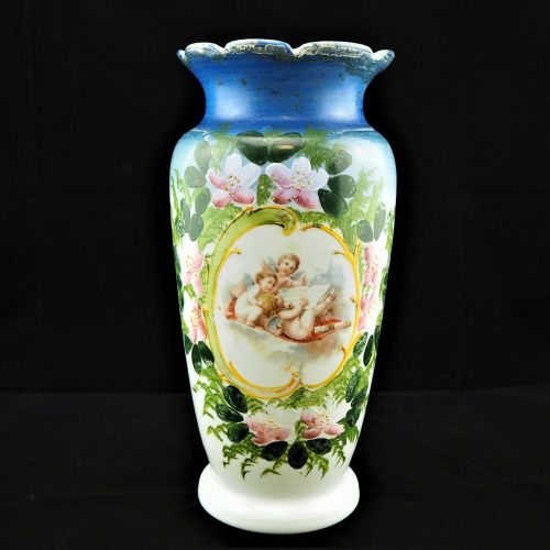 Large vase, Biedermeier around 1820 大花瓶，1820年左右的比德梅尔风格

白色乳白玻璃，口吹，地板上有拆卸的痕迹。口部卷曲&hellip;