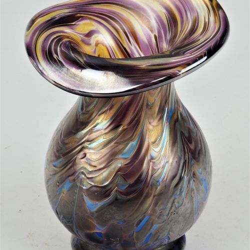 Vase with fusions 融合的花瓶

在 "Lötz "的风格。厚实的透明玻璃，有棕色和黄色的色调和覆盖物，有蓝紫色的彩虹色。口部吹制的拆解。波西米&hellip;