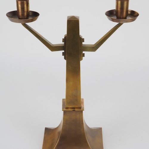 Art Deco candlestick 装饰艺术风格的烛台

黄铜制，直角设计，宽大的支架，方形，向上渐变，呈方尖碑状。在上部有两个带烛台和扣环的臂。良好的使&hellip;