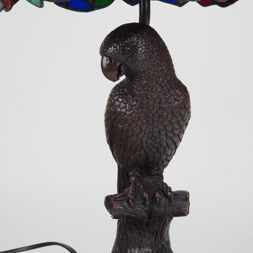 Table lamp in Tiffany style 蒂芙尼风格的台灯

猫头鹰形式的灯座，坐在树桩上，可能是大规模铸造的，有深棕色的光泽。在上部有E27灯座&hellip;