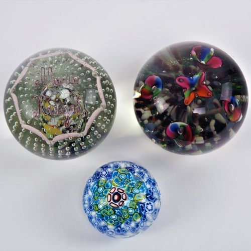 Three paperweights, glass, 30s Trois presse-papiers, verre, années 30

Boules ro&hellip;