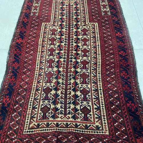 Persian nomadic carpet, probably Baluch 波斯游牧民族的地毯，可能是俾路支的

81/84 x 140cm, 羊毛，弯曲，&hellip;