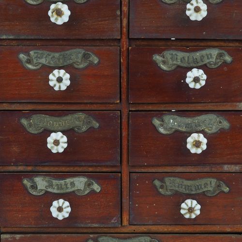 Spice cabinet around 1900 1900年左右的调料柜

由木材制成，可能是樱桃木，染成红色。长方形，有9个抽屉，都有瓷质的把手和内容的标签&hellip;