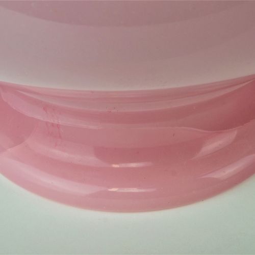 Punch bowl set 冲压碗组

粉红色牛奶玻璃，玫瑰石英外观，可能是意大利，70年代。由带盖子的酒碗，8个杯子和勺子组成。碗的支架有裂缝。



碗组&hellip;