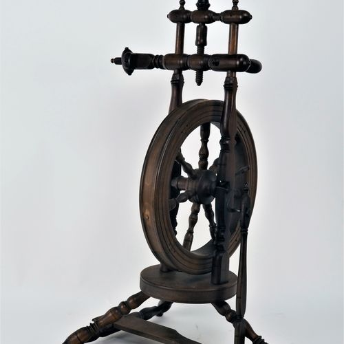 Spinning wheel, around 1880 纺车，1880年左右

由山毛榉木车削而成，插接在一起，下部有一个踏板。主轴缺失。高82厘米。



纺&hellip;