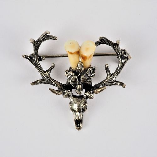 Silver brooch with grandel / deer tooth 带鹿角的银质胸针/鹿牙

精美的传统服装珠宝，采用狩猎战利品的形式（鹿头骨与鹿角&hellip;