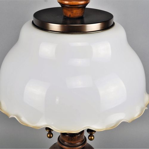 Large Table lamp Große Tischlampe

Schwerer Ständer aus profiliertem Nussbaumhol&hellip;