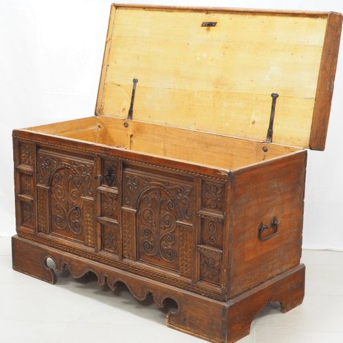 Large baroque chest, 18th century. 大型巴洛克式箱子，18世纪。

身体由针叶木制成，长方形，稍宽的支架上有锯齿装饰。正面有丰&hellip;
