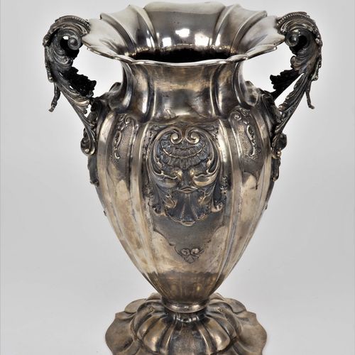 Large amphora vase in baroque style, 800 silver. 巴洛克风格的大型双耳花瓶，800银。

宽大的支架，打制和部分&hellip;