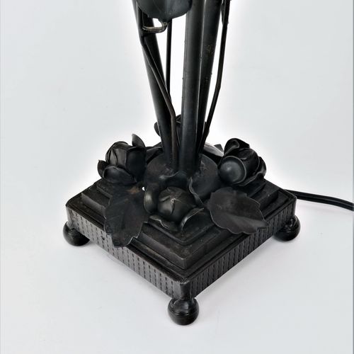 Three-armed table lamp, 20th century 三臂式台灯，20世纪

灯座由新艺术风格的黑色锻铁制成，有玫瑰和卷须的完整浮雕。在支架&hellip;