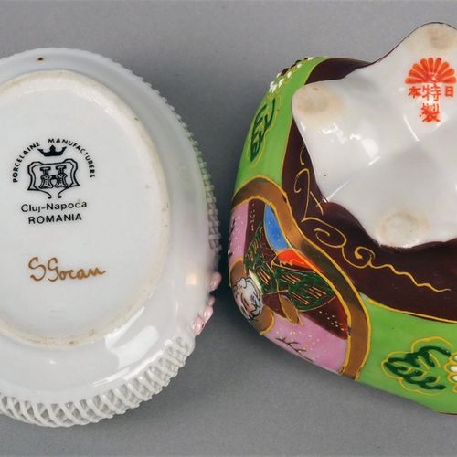 Two porcelain lidded boxes 两个瓷器盖子的盒子

一次是白色带金边，釉面和浮雕花纹，完好无损，高5厘米，宽9.5厘米，长7.5厘米。还&hellip;