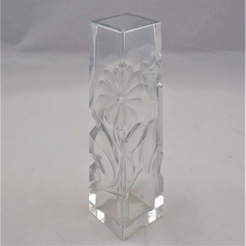 Small vase around 1900 Pequeño jarrón de alrededor de 1900

Vidrio transparente &hellip;