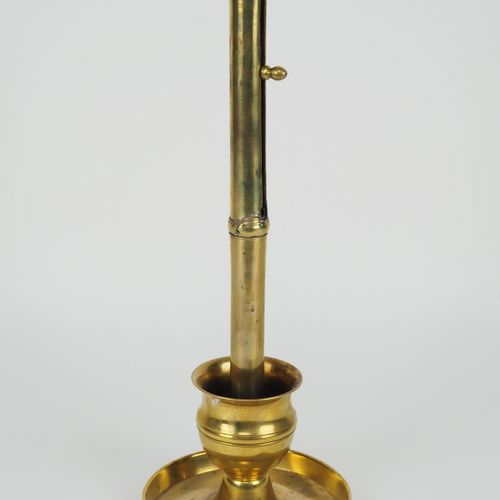 Large Biedermeier candlestick 大型比德梅尔式烛台

黄铜制，碗状支架，上面有花瓶状的液体蜡架。有一个长轴，可以调节蜡烛的高度。德国&hellip;