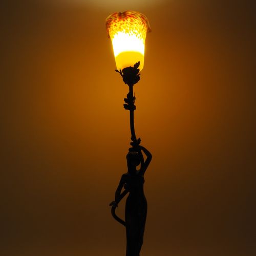 Art Nouveau style table lamp Jugendstil-Tischlampe

Schwerer bronzener Lampenfuß&hellip;
