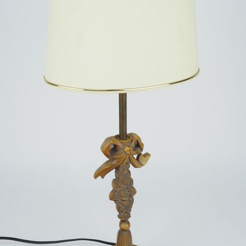 Table lamp with shade 带灯罩的台灯

圆形支架，顶部的花轴带环，插座E14，电气性能良好（无保证），高51厘米。



带灯罩台灯

圆形&hellip;