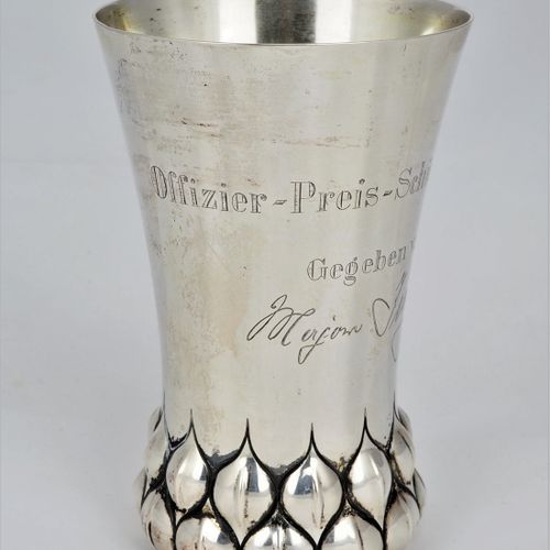 Small officers cup goblet made of 800 silver, 1911. 800银制成的小军官杯高脚杯，1911年。

里面镀了金&hellip;