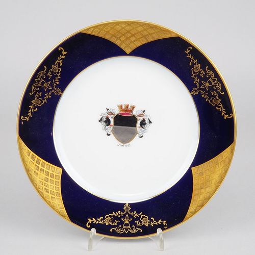 Gift plate Ulm 乌尔姆礼品盘

白瓷上釉，表面可见宽钴蓝色边缘和丰富的金色装饰。中间有乌尔姆的纹章。完整的，19厘米。底部标有 "BL.Leuch&hellip;