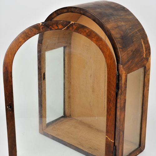 Small Biedermeier table showcase 比德梅尔式小桌展示柜

1820年左右的德国南部，木质主体贴有核桃树皮的饰面。上半部分为半圆形&hellip;