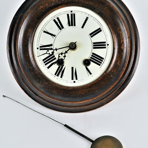 Black Forest Clock around 1900 1900年左右的黑森林时钟

带铜轮的木板机芯，运行时间约为24小时，有游丝上的敲击机制，弹簧平衡&hellip;