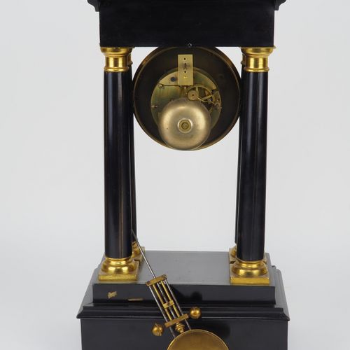 French mantel clock, around 1870 Französische Kaminsimsuhr, um 1870

Gehäuse aus&hellip;