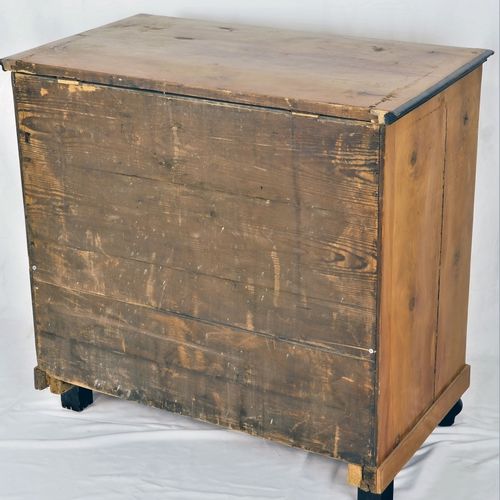 Biedermeier side cabinet 比德梅尔侧柜

软木柜身，贴有樱桃木的饰面。正面有两扇门，稍微向内偏移，上面有一个暗示的抽屉，盖子可以向上打开&hellip;