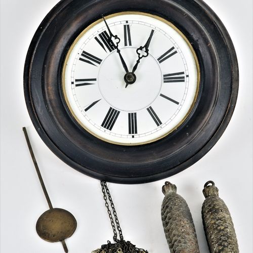 Black Forest Clock around 1900 1900年左右的黑森林时钟

带铜轮的木板机芯，24小时带游丝的敲击机制。两个砝码和钟摆。未经修复&hellip;