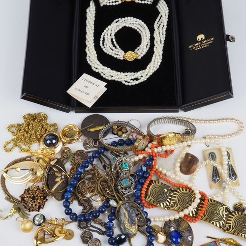 Convolute fashion jewelry Bijoux de fantaisie

composé de perles d'eau douce ser&hellip;