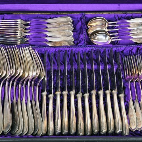 Silver-plated cutlery in case for 12 persons, 30's 30年代，12人用的镀银餐具盒。

标有90Geso银，带&hellip;