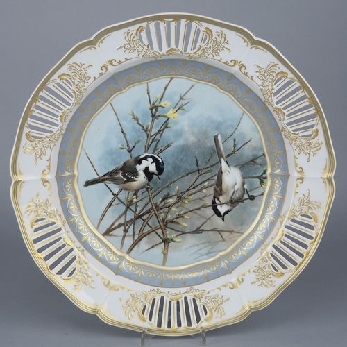 Large wall plate with bird motif 大壁盘，有鸟的图案

白瓷施釉，边缘镂空，富含金色的工作人员，中间有鸟的图案。背面标有Kais&hellip;
