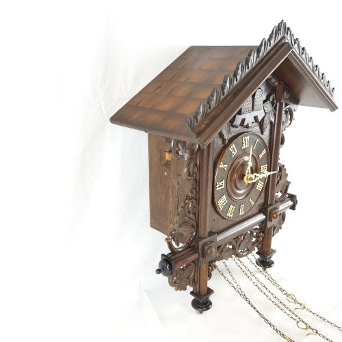 Oversized Train House Cuckoo clock 超大的火车屋布谷鸟钟

雕刻的木箱和锯开的木头。在上部有一个尖尖的屋檐和雕刻的皇冠。大钟面&hellip;