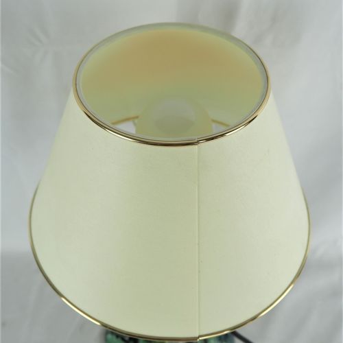 Table lamp around 1930 1930年左右的台灯

大理石灯台，上色和上釉。底座上有刻字和首字母。圆形支架上装饰着叶子，上面站着一个大的莆田人&hellip;